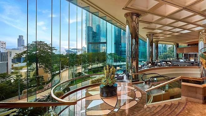 JW 메리어트 홍콩은 압도적으로 넓고 높게 뚫린 로비가 럭셔리 호텔의 아이덴티티를 충분히 드러낸다.