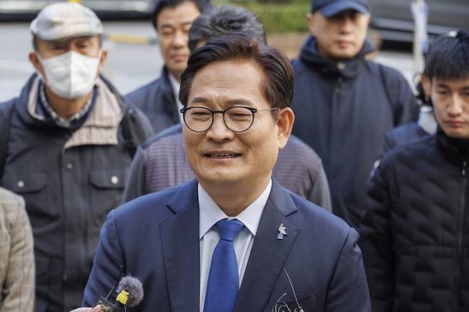 더불어민주당 전당대회 돈봉투 의혹에 개입한 혐의를 받는 소나무당 송영길 대표가 6일 오후 서울 서초구 서울중앙지법에서 열린 1심 결심 공판에 출석하기 전 취재진 질문에 답하고 있다. 연합뉴스