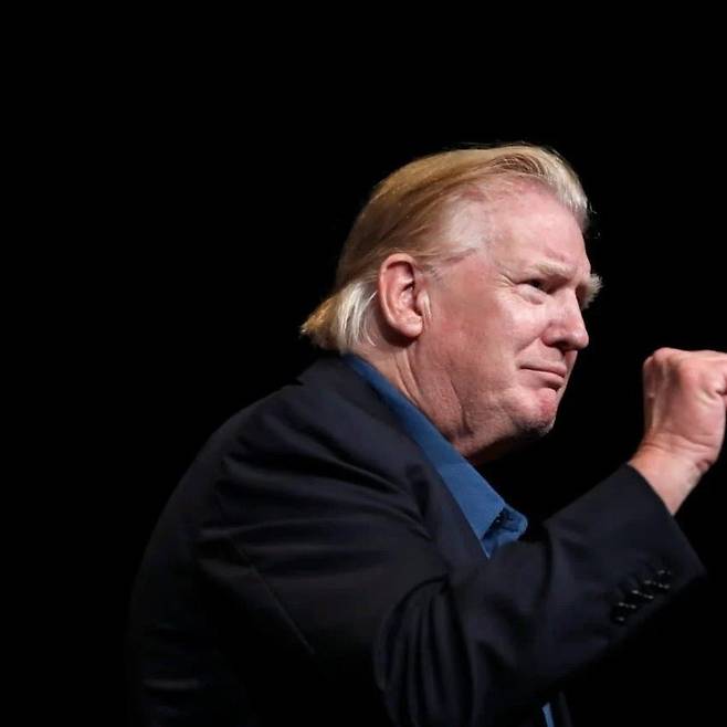 IMG_8417.webp.ren.jpg 트럼프 바뀐 헤어스타일 가까이서 찍은 사진