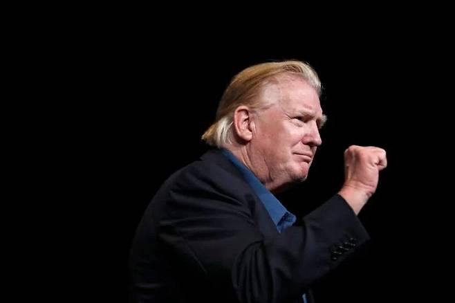 IMG_8419.webp.ren.jpg 트럼프 바뀐 헤어스타일 가까이서 찍은 사진