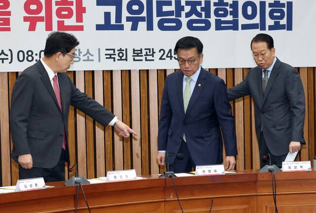 최상목 대통령 권한대행 부총리 겸 기획재정부 장관과 권영세 국민의힘 비상대책위원장, 권성동 국민의힘 원내대표 등이 8일 오전 서울 여의도 국회 본관에서 열린 비상 경제 안정을 위한 고위당정협의회 회의장으로 입장하고 있다. 김태형 기자 xogud555@hani.co.kr