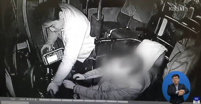 박정태 SSG 랜더스 2군 감독 내정자가 지난 2019년 음주 상태로 버스 운전을 방해하는 모습. KBS 뉴스 갈무리