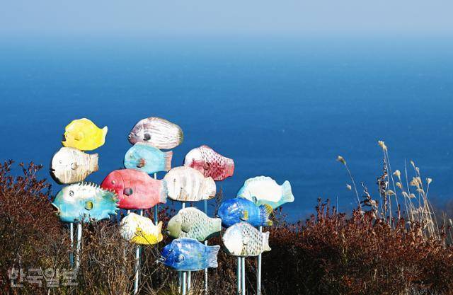 영덕풍력발전단지 탐방로의 물고기 조형물 아래로 짙은 동해 바다가 펼쳐진다.