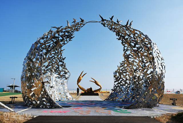 강구항 해파랑공원의 대게 조형물.