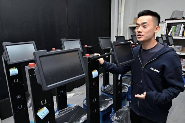 이찬 플로틱 대표가 서울 성수일로 플로틱 연구소에서 자체 개발한 물류 로봇을 소개하고 있다. 이 로봇은 자율 주행 기술이 적용돼 창고 안에서 물건을 원하는 곳까지 알아서 옮긴다. 최주연 기자