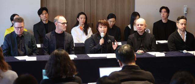 김선희(앞줄 왼쪽에서 세 번째) 한국예술종합학교 교수가 8일 서울 중구 롯데호텔에서 열린 '글로벌 발레스타 초청 갈라공연' 기자간담회에서 질문에 답하고 있다. 뉴시스