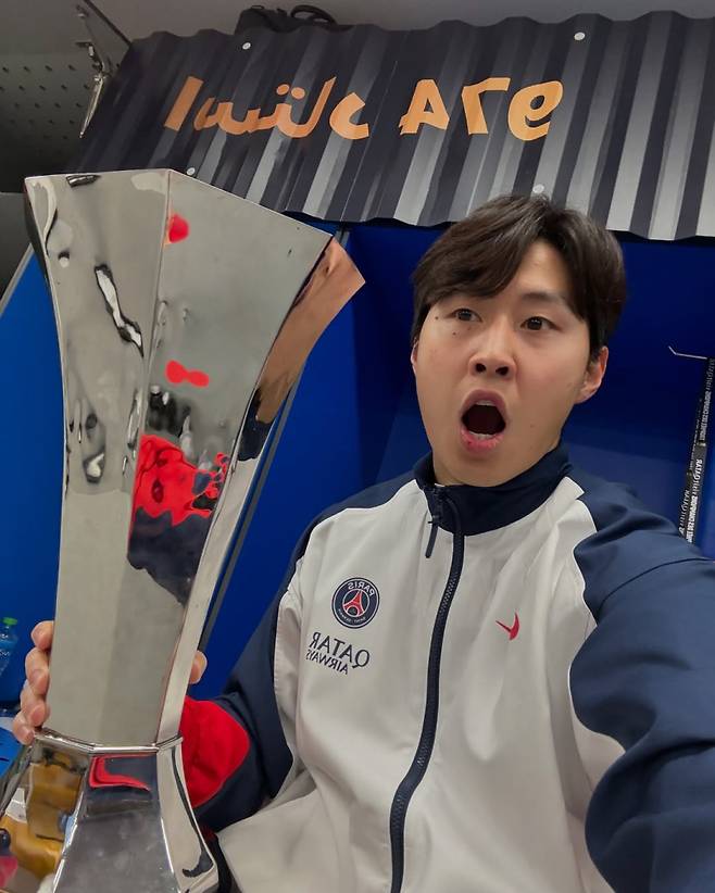 지난 6일 트로페 데 샹피옹에서 우승을 차지한 뒤 트로피와 찍은 사진을 게시한 이강인. 사진=이강인 SNS