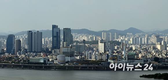 서울 강남3구 분양물량이 지난해에 비해 크게 줄어들 것으로 전망되면서 강남 입성을 노리는 수요자들의 청약 전략은 보다 세심해져야 할 것이란 지적이 나오고 있다. 사진은 한강에서 바라본 서울 도심.