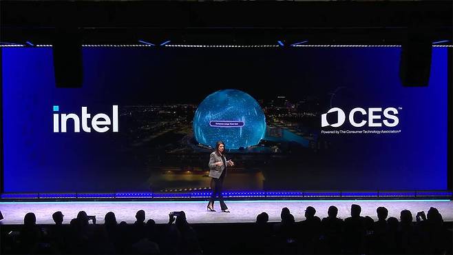 미쉘 존스턴 홀타우스 인텔 임시 공동 CEO 겸 인텔 프로덕트 CEO가 CES 2025에서 인텔 기자간담회를 열었다 / 출처=인텔
