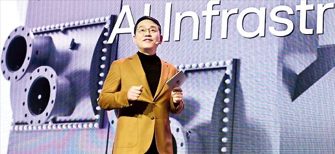 조주완 LG전자 최고경영자(CEO)가 ‘CES 2025’에서 미국 마이크로소프트와 인공지능 비서 ‘AI 에이전트’를 개발하겠다는 계획을 발표하고 있다.  LG전자 제공