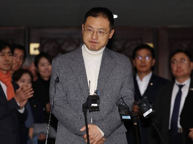 김상욱 의원이 지난해 12월7일 윤석열 대통령 탄핵안 표결에 참여한 뒤 울먹이며 소신발언을 하고 있다. 연합뉴스