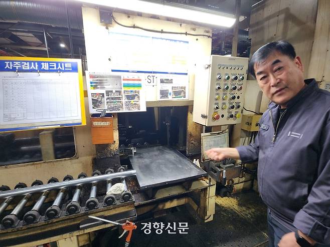 촉탁직 근로자 이명덕씨가 지난달 3일 경남 창원산업단지 내 화천기계 작업장에서 부품 점검 과정을 설명하고 있다. 자동화 라인의 장비를 갈아끼우고, 중간 제품 조립 과정을 감독하는 것이 이씨 업무다. 김세훈 기자