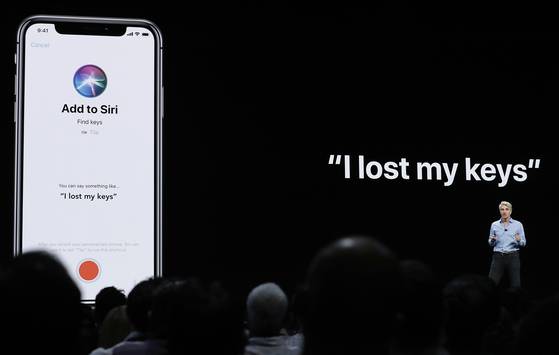 Apple Senior Vice President of Software Engineering Craig Federighi speaks about Siri at Apple's Worldwide Developers Conference in California in 2018. [AP/YONHAP]