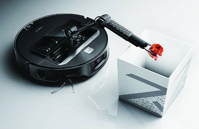 로보락이 CES 2025에서 공개한 로봇청소기 ‘사로스 Z70’ 모습. 로봇 팔로 바닥에 있는 양말이나 수건 등을 집어 올릴 수 있다. 로보락 제공