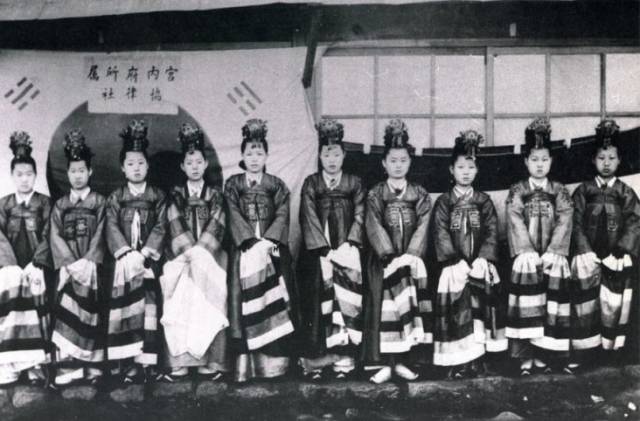1904년 협률사 소속 예인들.               퍼블릭 도메인