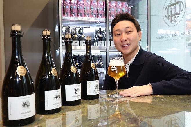 지난 6일 서울 강남구 본사에서 박승원 오리지널비어컴퍼니 대표가 수제맥주를 소개하고 있다. [한주형 기자]