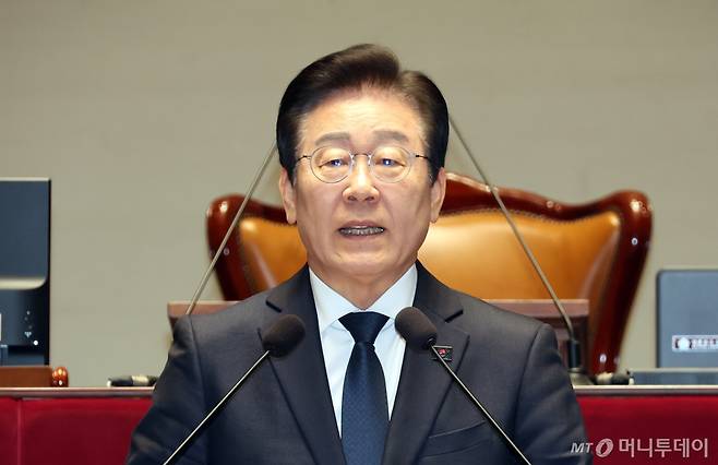 [서울=뉴시스] 고승민 기자 = 이재명 더불어민주당 대표가 6일 서울 여의도 국회에서 열린 비상의원총회에서 발언하고 있다. 2025.01.06. kkssmm99@newsis.com /사진=고승민