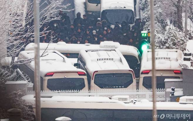 [서울=뉴시스] 김명년 기자 = 5일 오전 서울 용산구 한남동 대통령 관저에서 경비인력들이 차벽이 세워진 관저 입구 앞에 모여있다. 2025.01.05. kmn@newsis.com /사진=김명년
