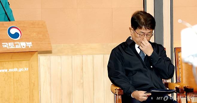(세종=뉴스1) 김기남 기자 = 박상우 국토교통부장관이 7일 오후 세종시 정부세종청사에서 열린 항행안전시설 등 제주항공 여객기 사고 관련 브리핑을 준비하며 고개를 숙인 채 생각에 잠겨 있다. 2025.1.7/뉴스1  Copyright (C) 뉴스1. All rights reserved. 무단 전재 및 재배포,  AI학습 이용 금지.