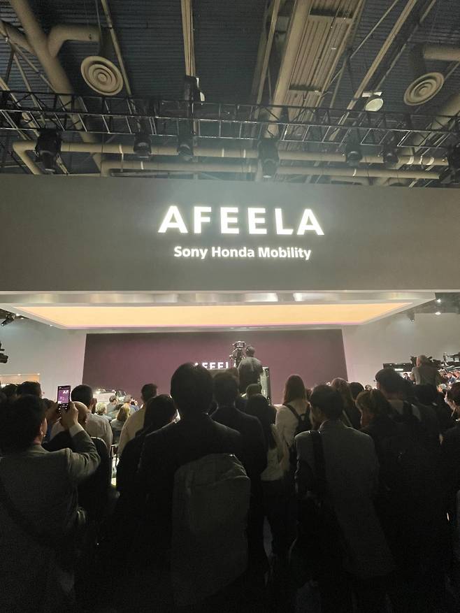 소니-혼다 합작회사인 소니혼다모빌리티 아필라 공개 행사에 사람들이 몰린 모습/사진=한지연기자