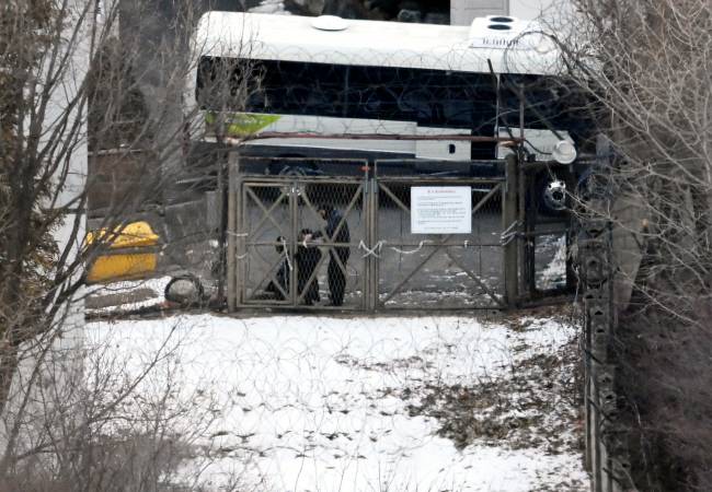 쇠사슬로 문 걸어 잠그는 경호처 공조수사본부의 윤석열 대통령에 대한 체포영장 집행 2차 시도가 임박한 가운데 8일 오전 서울 용산구 한남동 대통령 관저로 이어지는 보조 출입문을 대통령 경호처 관계자들이 쇠사슬로 묶고 있다. 경호처는 관저 입구와 외벽에 원형 철조망도 새로 설치했다. 윤성호 기자
