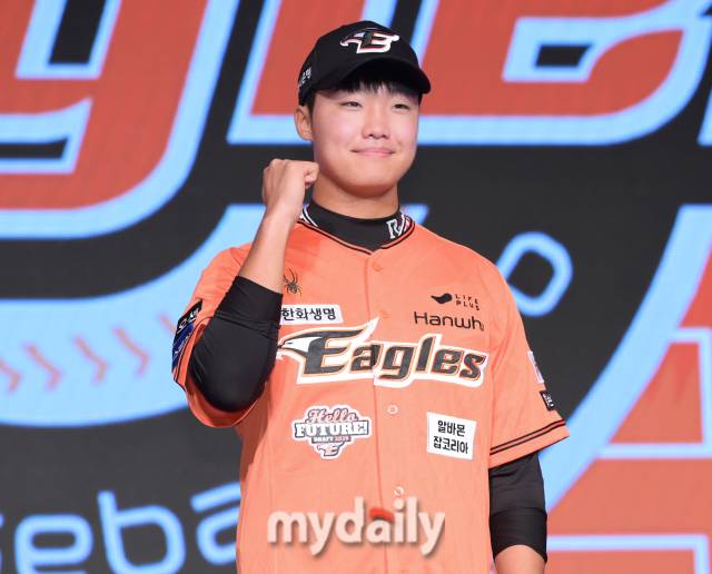 2024년 9월 11일 서울 송파구 롯데호텔 월드 크리스탈 볼룸에서 열린 '2025 KBO 신인 드래프트'에서 한화 이글스에 지명을 받은 정우주./마이데일리