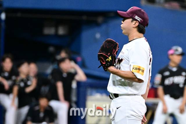 2024년 7월 18일 오후 서울 고척스카이돔에서 진행된 ‘2024 신한 SOL Bank KBO리그’ KT-키움의 경기.키움 문성현이 연장 10회초 강현우에게 볼넷을 허용한 뒤 아쉬워 하고 있다./마이데일리