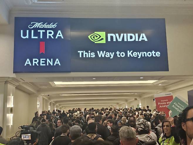 관람객들이 6일(현지시간) 미국 라스베이거스 만달레이 베이 컨벤션센터에서 열리는 젠슨 황 엔비디아 CEO의 CES 2025 기조연설을 듣기 위해 대기 중인인 모습. 김민지 기자