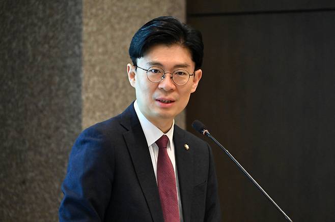 헤럴드경제와 법무법인 대륙아주가 공동주최하는 미래리더스포럼 1월 초청강연이 8일 오전 서울 중구 더 플라자 호텔에서 열린 가운데 조정훈 국민의힘 의원이 연사로 참석해 강연을 하고 있다. 임세준 기자