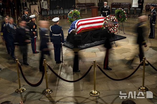 [워싱턴=AP/뉴시스] 7일(현지시각) 미국 워싱턴D.C. 국회의사당에서 열린 지미 카터 전 대통령 추도식에서 추모객들이 추모하고 있다. 카터 전 대통령의 운구는 이날 오전 조지아주 애틀란타 카터센터를 출발해 미 의회 중앙홀에 일시 안치돼 연방 상·하원 의원들이 참석한 가운데 추도식이 거행됐다. 오는 9일 워싱턴 국립대성당에서 국가 장례식이 치러진다. 2025.01.08.