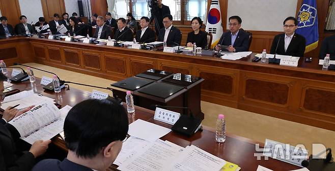 [서울=뉴시스] 조수정 기자 = 최상목 대통령 권한대행 부총리 겸 기획재정부 장관이 8일 정부서울청사에서 2025년 경제 분야 주요 현안 해법 회의를 주재하며 발언하고 있다. (대통령실통신사진기자단) 2025.01.08. chocrystal@newsis.com
