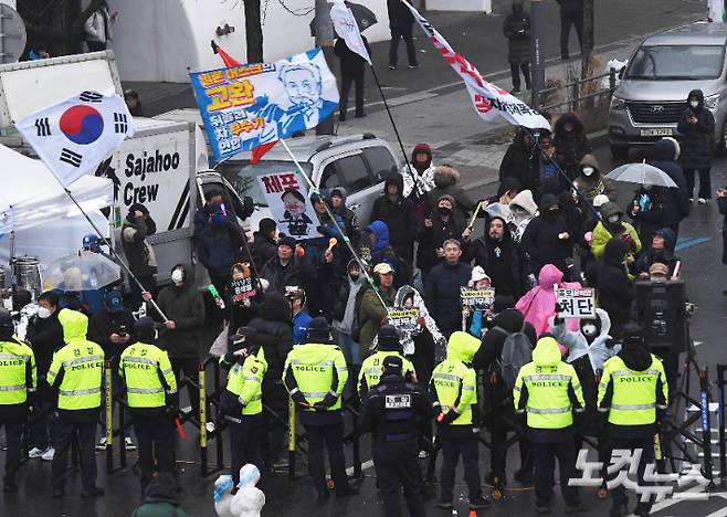 윤석열 대통령 체포영장 만료 시한인 6일 오전 서울 용산구 한남동 대통령 관저 인근에서 시민들이 윤 대통령 체포를 촉구하고 있다. 황진환 기자