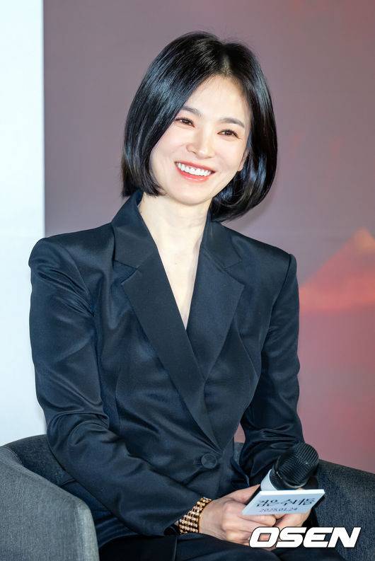 [OSEN=민경훈 기자] 16일 오전 서울 용산구 한강대로 CGV 용산아이파크몰에서 영화 '검은 수녀들' 제작보고회가 열렸다. '검은 수녀들'은 한국 오컬트의 새로운 장을 열었다는 평가를 받으며 관객들을 사로잡은 영화 '검은 사제들'의 두 번째 이야기로 강력한 악령에 사로잡힌 소년을 구하기 위해 금지된 의식에 나서는 사람들의 이야기를 그린 영화다.배우 송혜교가 미소짓고 있다. 2024.12.16 / rumi@osen.co.kr