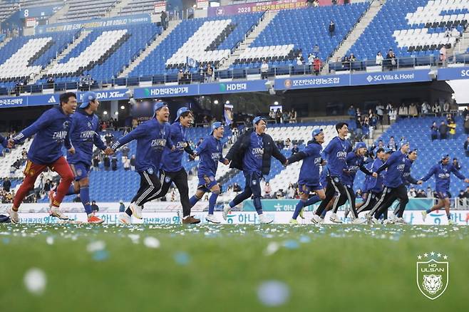 지난해 11월23일 울산 문수축구경기장에서 열린 ‘하나은행 K리그1 2024’ 38라운드 수원FC와의 경기에서 승리를 거둔 후 울산HD 선수들이 우승 세리머니를 하고 있다. 울산HD 제공