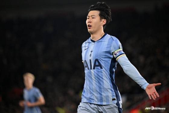 손흥민이 12월 6일(한국시간) 영국 사우스햄튼의 세인트 메리즈 스타디움에서 열린 2024~2025시즌 잉글랜드 프리미어리그(EPL) 16라운드에서 사우스햄튼을 상대로 득점을 터트린 뒤 세리머니하고 있다. /AFPBBNews=뉴스1