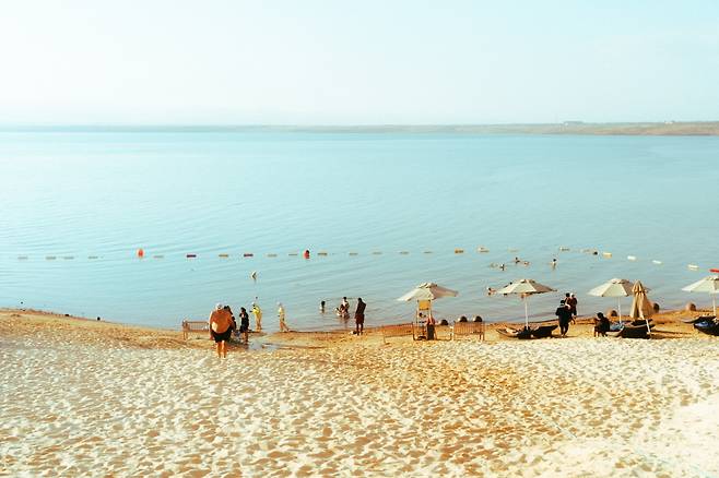 높은 염분 함량 때문에 사해에선 누구나 쉽게 물 위에 뜰 수 있다&nbsp;