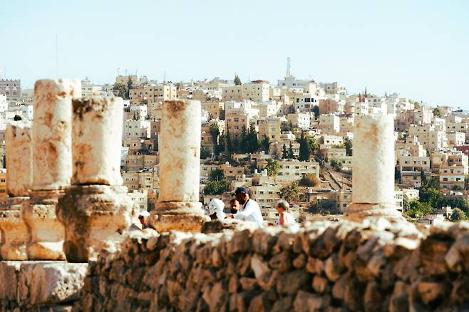 암만 성채의 옛 이야기를 무너진 유적들로부터 듣는다