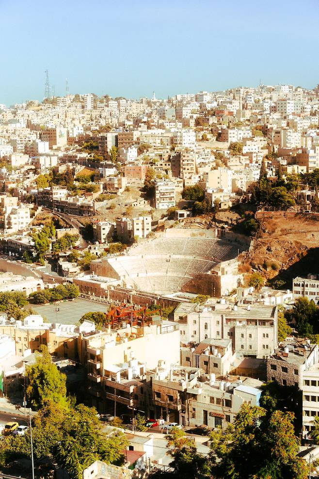 블루라이트 필터가 씌워진 듯한 암만 구시가지의 풍경