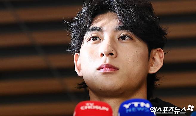미국프로야구 메이저리그(MLB) 샌프란시스코 자이언츠 이정후가 1일 오후 인천국제공항을 통해 미국으로 출국했다.  이정후가 출국장에서 취재진과 인터뷰를 나누고 있다. 엑스포츠뉴스 DB