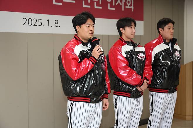 LG 선수단과 인사하는 심창민 (서울=연합뉴스) 심창민이 8일 서울 잠실구장에서 열린 LG 트윈스 2025 신년 인사회에서 LG 선수단을 향해 인사하고 있다. [LG 트윈스 제공. 재판매 및 DB금지]