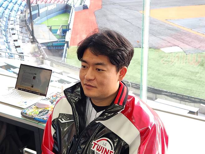 인터뷰하는 심창민 (서울=연합뉴스) 하남직 기자 = 심창민이 8일 서울 잠실구장에서 열린 LG 트윈스 2025 신년 인사회에서 LG 선수단을 향해 인사한 뒤, 취재진과 인터뷰하고 있다.