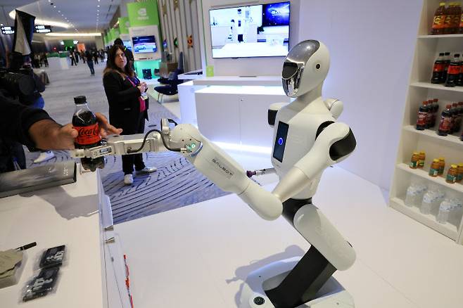 세계 최대 가전·정보기술(IT) 전시회 CES 2025 개막인 7일 오전(현지시간) 젠슨 황 엔비디아 최고경영자(CEO) 글로벌 기자간담회가 열린 미국 네바다주 라스베이거스 퐁텐블루 호텔에 전시된 휴머노이드 로봇 갈봇(Galbot)이 주문한 콜라를 옮기고 있다.(사진=연합뉴스)