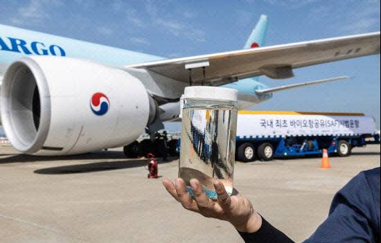 대한항공이 지속가능항공유(SAF) 화물기 시범 운항을 위해  급유하고 있다. (사진=대한항공)