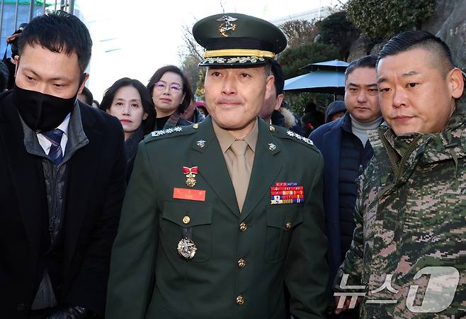 채 상병 순직 사건과 관련해 항명 및 상관명예훼손 혐의로 기소된 박정훈 전 해병대 수사단장(대령)이 9일 오전 서울 용산구 중앙지역군사법원에서 열린 1심 선고공판을 마치고 법원을 나서고 있다. 2025.1.9/뉴스1 ⓒ News1 김명섭 기자