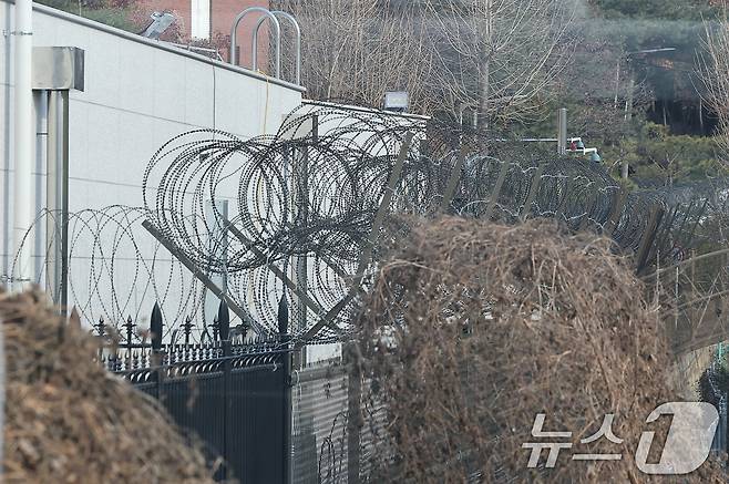 법원이 내란 우두머리(수괴) 혐의를 받는 윤석열 대통령의 체포영장을 재발부한 가운데 8일 서울 용산구 한남동 대통령 관저 출입구 인근에 철조망이 설치되어 있다. 2025.1.8/뉴스1 ⓒ News1 김진환 기자