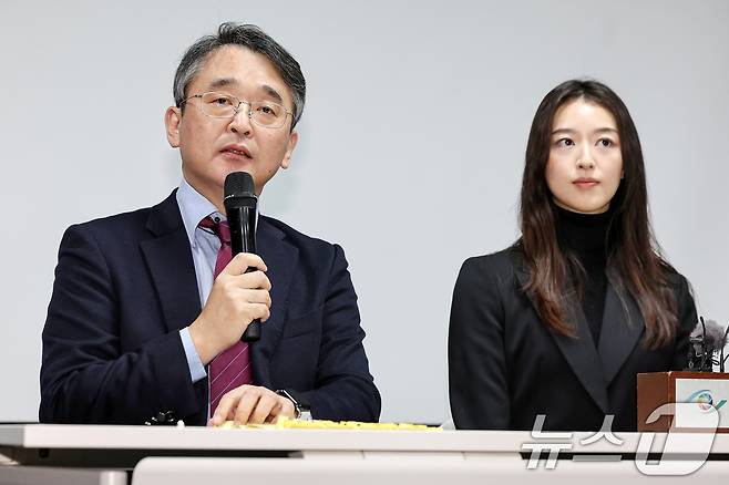 '반 JMS 활동가' 김도형 단국대학교 교수가 9일 오후 서울 강남구 한국컨퍼런스센터에서 JMS 교주 정명석에 대한 대법원 선고(징역 17년)가 확정된 뒤 열린 기자회견에 참석해 소감을 밝히고 있다. 2025.1.9/뉴스1 ⓒ News1 민경석 기자