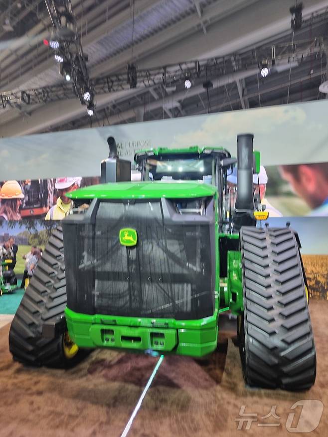 8일(현지시각) 미국 라스베이거스에서 열리는 CES 2025 존 디어 부스에 전시된 자율주행 트랙터. 2025.1.9/뉴스1 ⓒ News1 박주평 기자