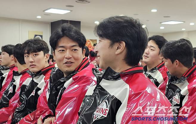 LG 유광점퍼를 입은 최채흥과 심창민이 8일 잠실구장에서 열린 신년 인사회에 참석해 나란히 앉아 얘기를 나누고 있다. 잠실=권인하 기자