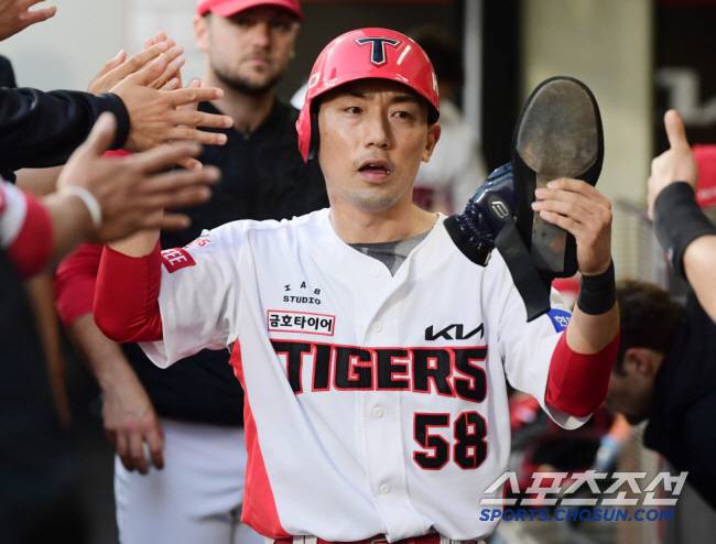 2일 광주 기아 챔피언스필드에서 열린 KT와 KIA의 경기. 1회말 1사 2루 최형우의 희생플라이 때 득점한 서건창. 광주=정재근 기자 cjg@sportschosun.com/2024.5.2/