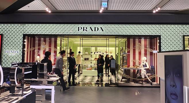현대백화점 프라다 매장./현대백화점 제공